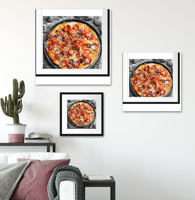 Pizza auf Pizzablech Quadratisch Passepartout Wohnzimmer