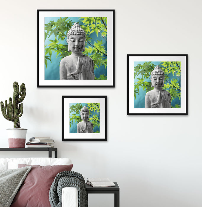 Buddha auf Steinen mit Monoi Blüte Quadratisch Passepartout Wohnzimmer