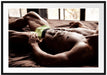 Muskulöser Mann im Bett Passepartout 100x70