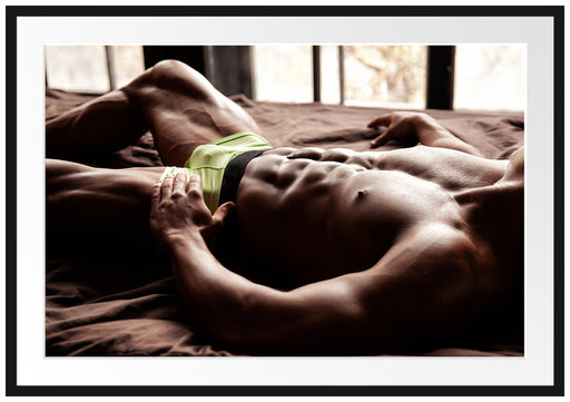 Muskulöser Mann im Bett Passepartout 100x70