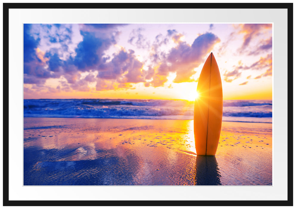 Pixxprint Surfbrett am Strand, im Galerie-Passepartout Bilderrahmen