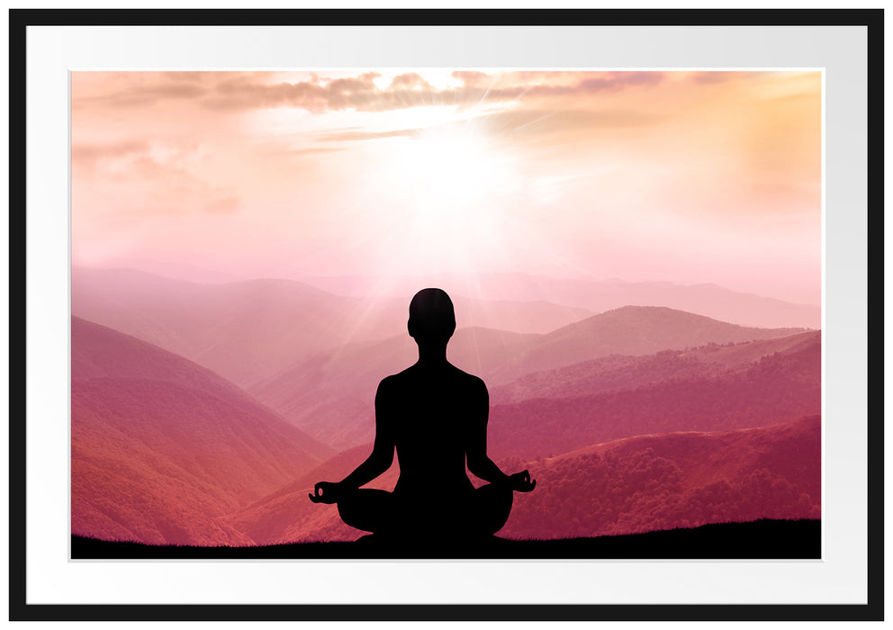 Pixxprint Meditierender Mensch in den Bergen, im Galerie-Passepartout Bilderrahmen