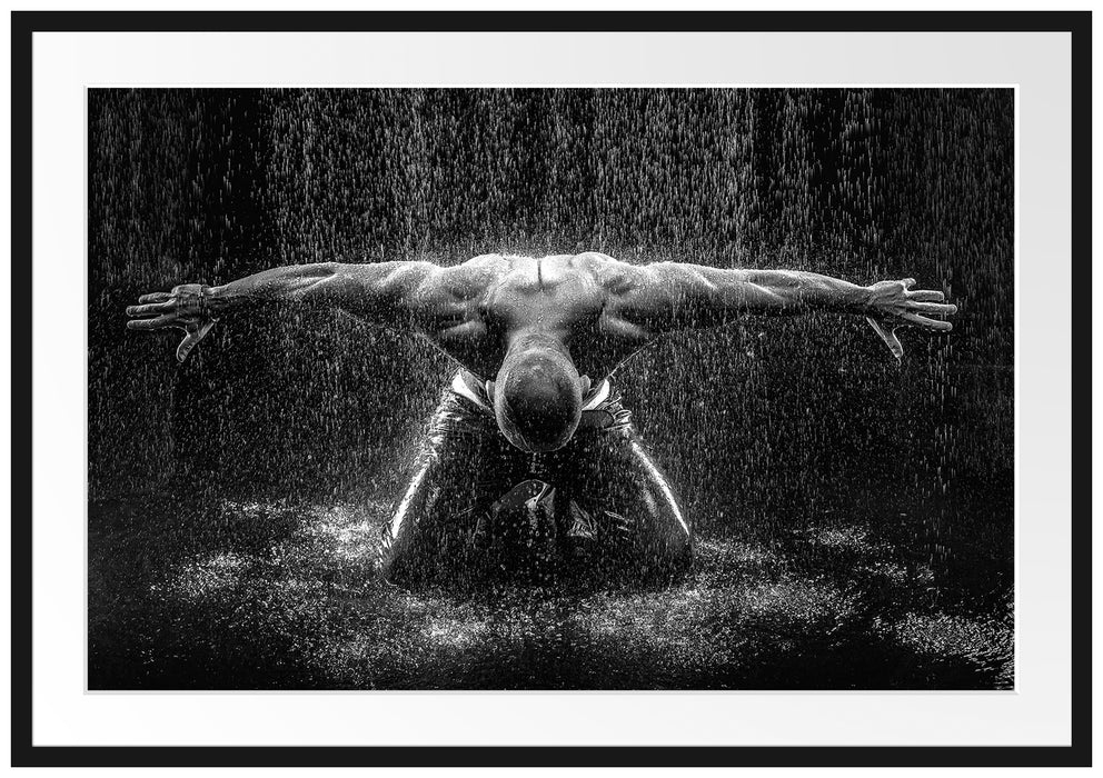 Pixxprint Bodybuilder im Regen Kunst B&W, im Galerie-Passepartout Bilderrahmen