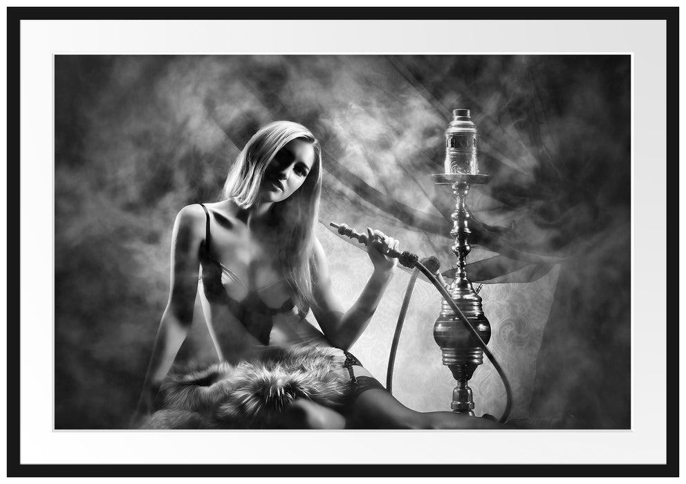 Frau mit Shisha im Nebel Passepartout 100x70