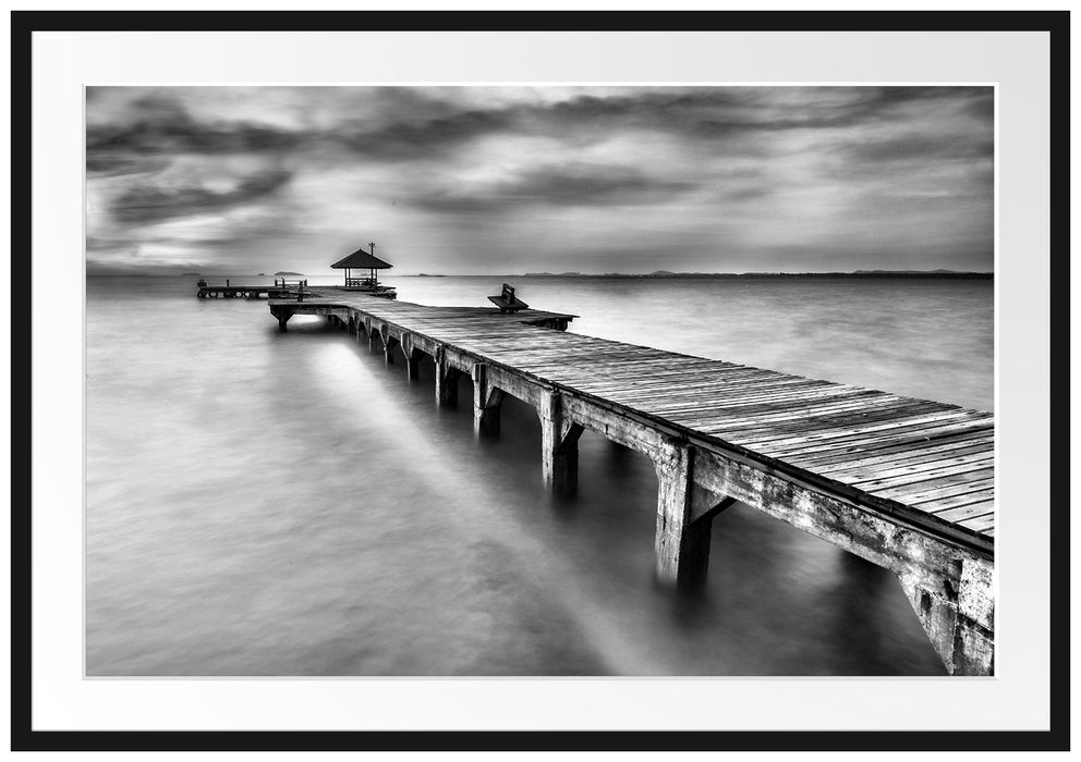 Pixxprint Riesiger Steg mit kleinem Pavillon, im Galerie-Passepartout Bilderrahmen
