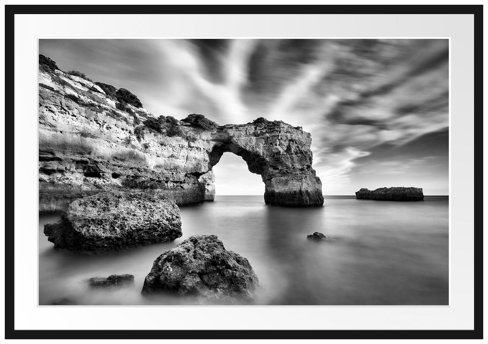 Pixxprint Riesiger Berg im Meer, im Galerie-Passepartout Bilderrahmen