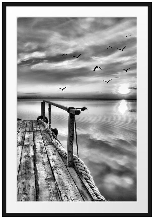 Pixxprint Steg mit Möwen bei Sonnenuntergang, im Galerie-Passepartout Bilderrahmen