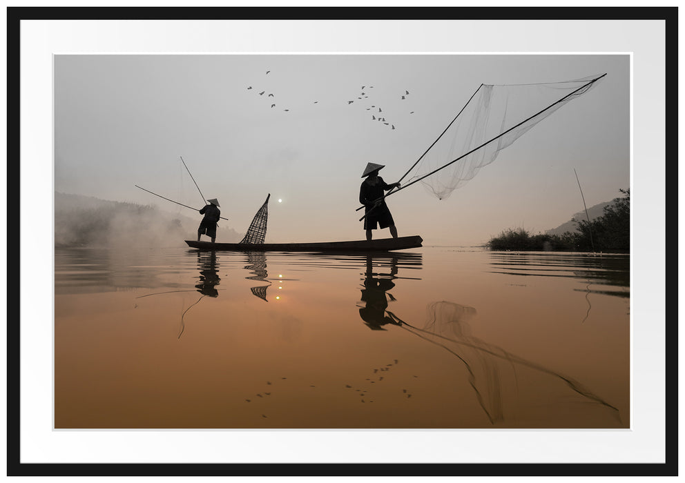 Pixxprint Fischer beim Angeln in Thailand, im Galerie-Passepartout Bilderrahmen