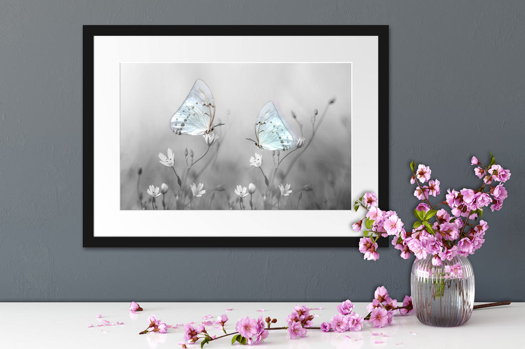 Schmetterling auf kleinen Blumen Passepartout Wohnzimmer