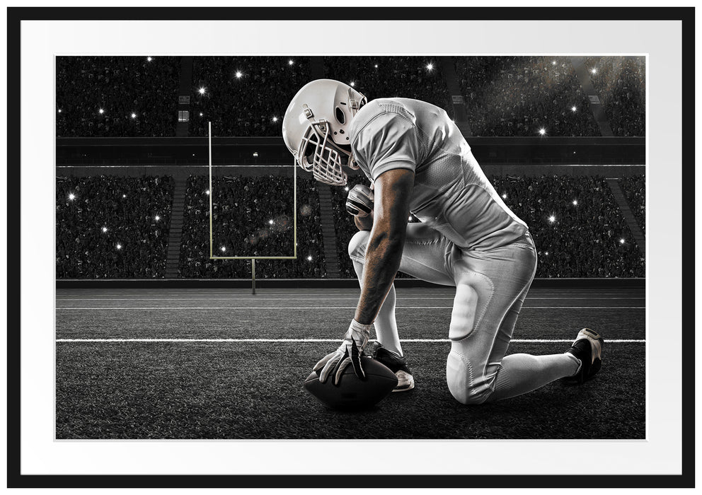 Pixxprint knieender Football-Spieler, im Galerie-Passepartout Bilderrahmen