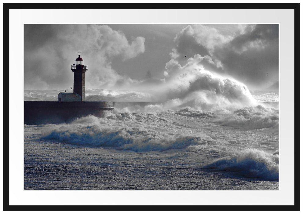 Pixxprint Sturmwellen Leuchtturm Portugal, im Galerie-Passepartout Bilderrahmen