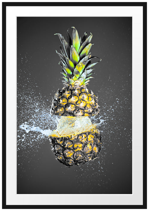 Pixxprint Ananas mit Wasser bespritzt, im Galerie-Passepartout Bilderrahmen