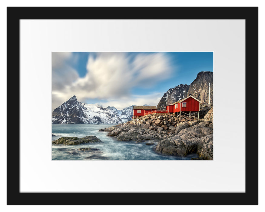 Pixxprint Einsames rotes Haus am Meer in Norwegen, im Galerie-Passepartout Bilderrahmen