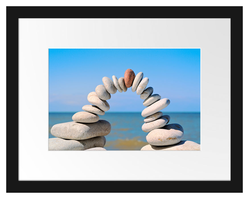 Pixxprint Brücke aus Zen Steinen am Meer, im Galerie-Passepartout Bilderrahmen