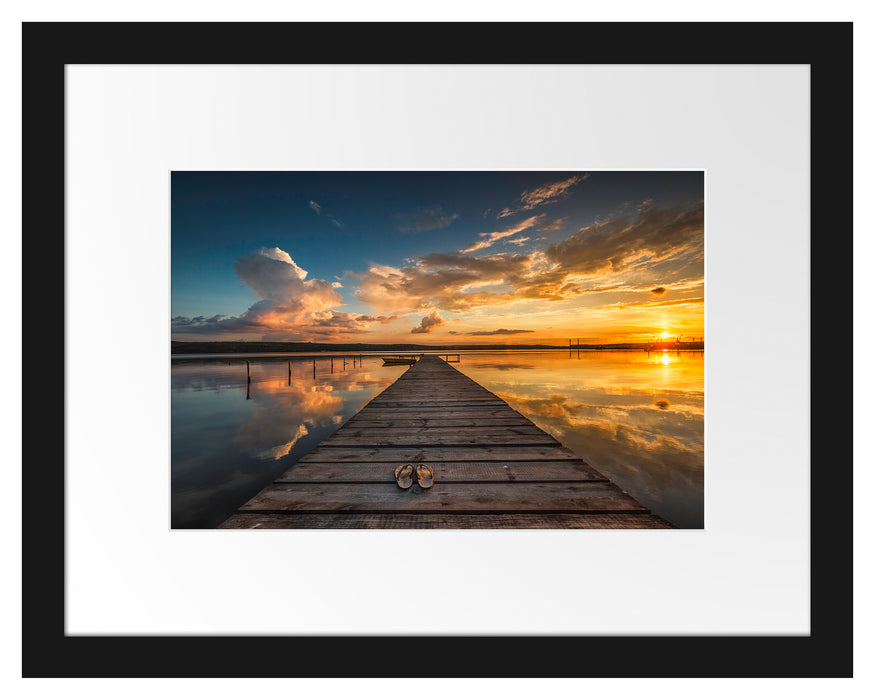 Pixxprint Steg am See bei Sonnenuntergang, im Galerie-Passepartout Bilderrahmen