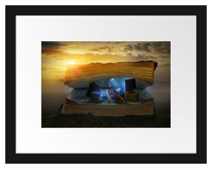 Pixxprint Frau in Buch bei Sonnenuntergang, im Galerie-Passepartout Bilderrahmen