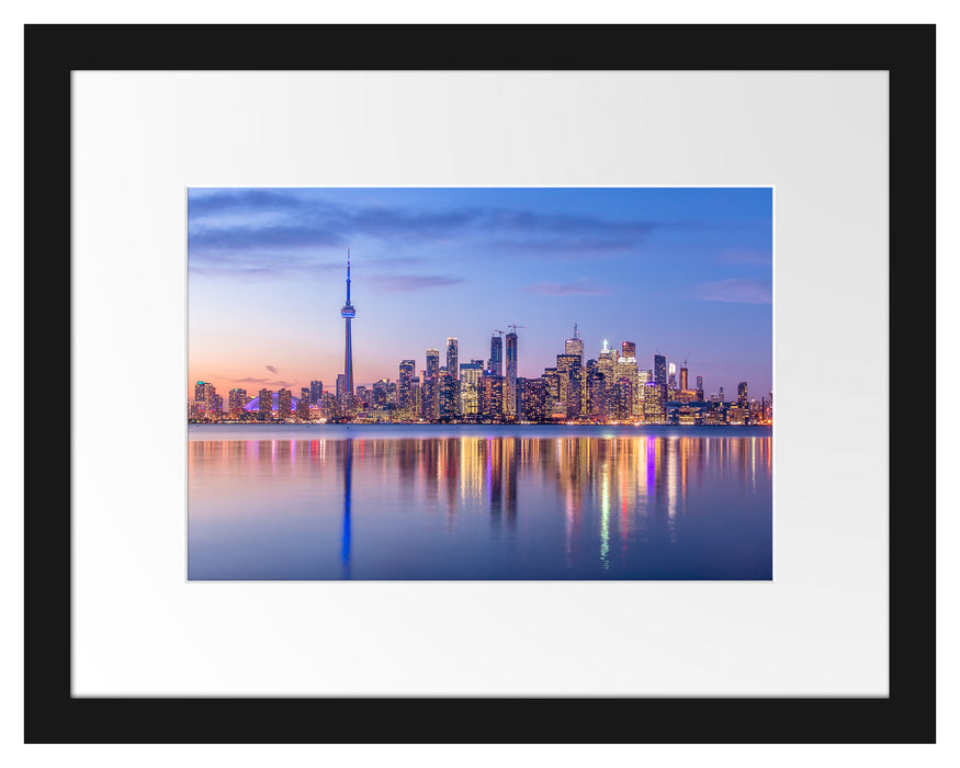 Pixxprint Skyline Toronto in der Abenddämmerung, im Galerie-Passepartout Bilderrahmen