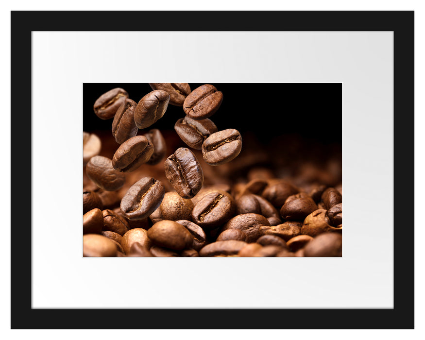 Pixxprint Nahaufnahme fallende Kaffeebohnen, im Galerie-Passepartout Bilderrahmen