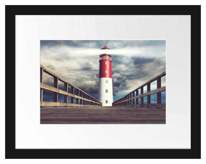 Pixxprint Leuchtturm am Ende eines Stegs, im Galerie-Passepartout Bilderrahmen