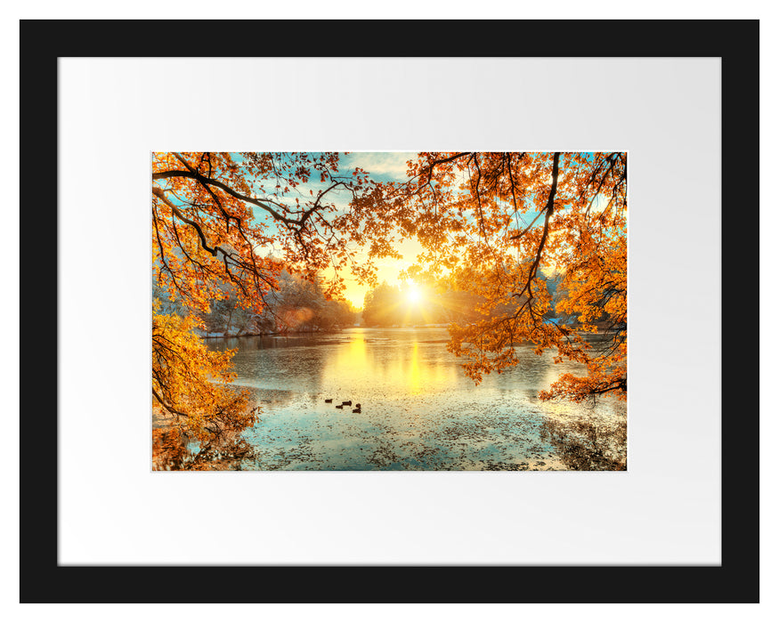 Pixxprint Herbstbäume um See bei Sonnenuntergang, im Galerie-Passepartout Bilderrahmen