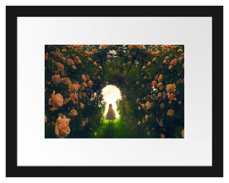Pixxprint Kleines Mädchen in Rosentunnel, im Galerie-Passepartout Bilderrahmen