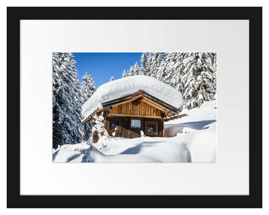 Pixxprint Verschneite Skihütte in Alpenwald, im Galerie-Passepartout Bilderrahmen