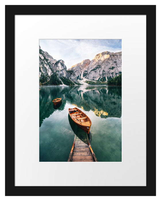 Pixxprint Bootsteg am Pragser Wildsee, im Galerie-Passepartout Bilderrahmen
