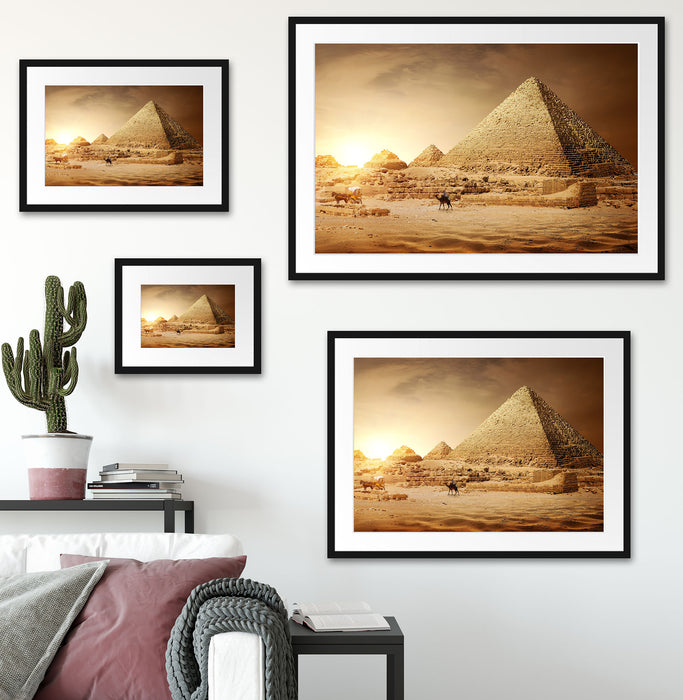 Pyramiden in Ägypten bei Sonnenuntergang Passepartout Wohnzimmer Rechteckig