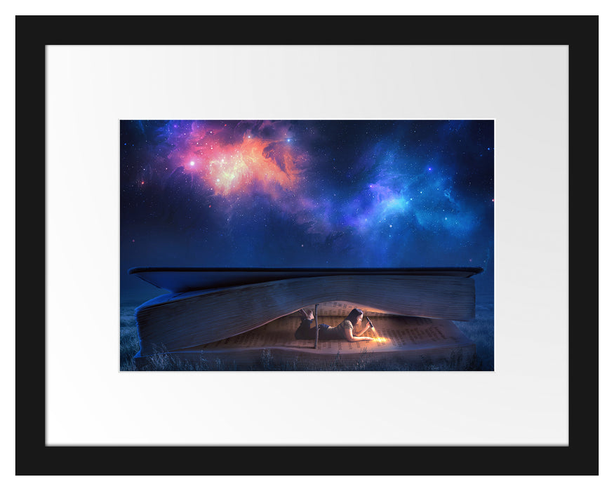 Pixxprint Mädchen liest nachts in einem Buch-Zelt , im Galerie-Passepartout Bilderrahmen