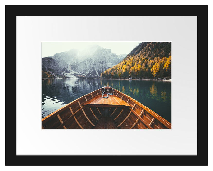 Pixxprint Holzboot auf Alpensee in den Dolomiten, im Galerie-Passepartout Bilderrahmen