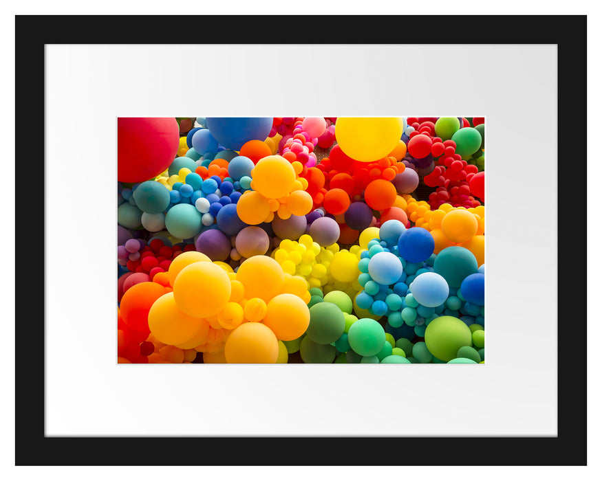 Pixxprint Hunderte bunte Luftballons, im Galerie-Passepartout Bilderrahmen