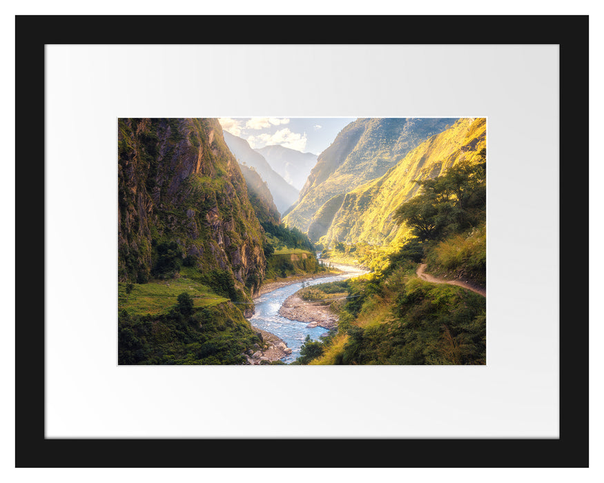 Pixxprint Fluss schlängelt sich durch Bergtal, im Galerie-Passepartout Bilderrahmen