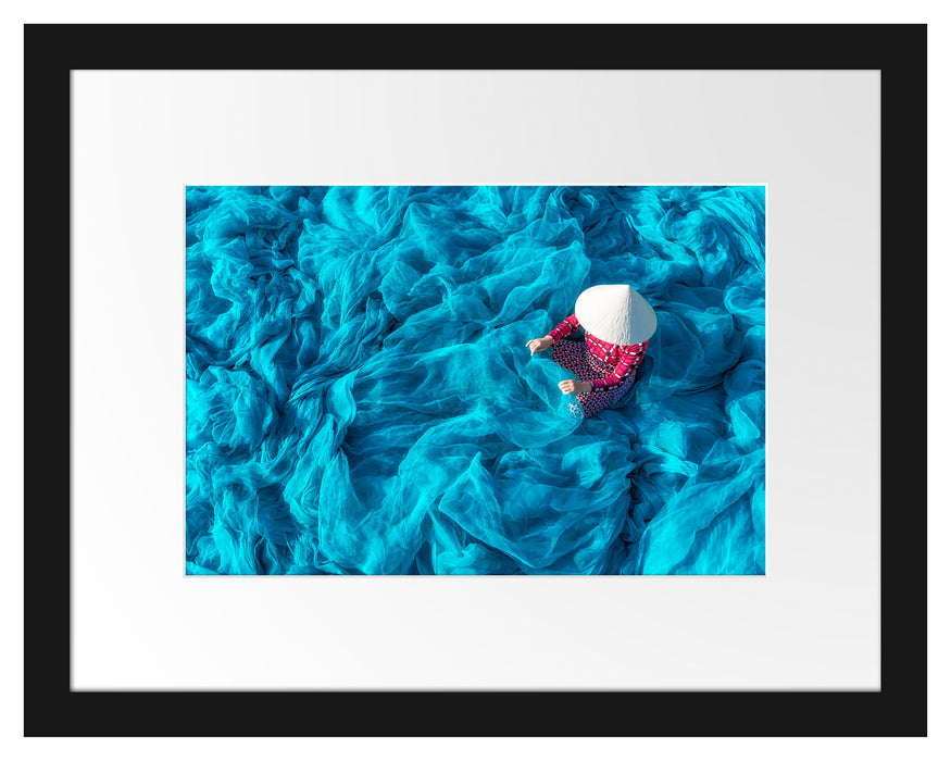 Pixxprint Vietnamesin repariert blaues Fischernetz, im Galerie-Passepartout Bilderrahmen