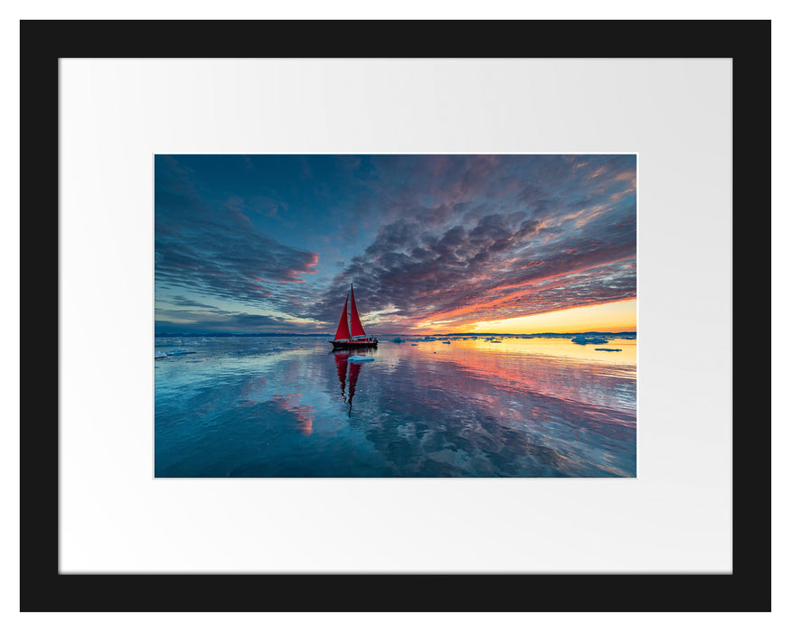 Pixxprint Einsames Segelboot in der Abenddämmerung, im Galerie-Passepartout Bilderrahmen
