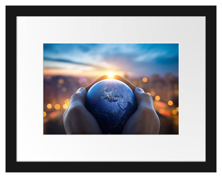 Pixxprint Die Erde in den Händen vor Stadt Skyline, im Galerie-Passepartout Bilderrahmen
