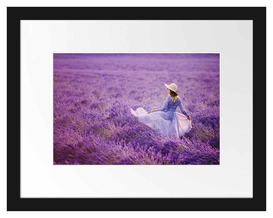 Pixxprint Frau im Kleid läuft durch Lavendelfeld, im Galerie-Passepartout Bilderrahmen