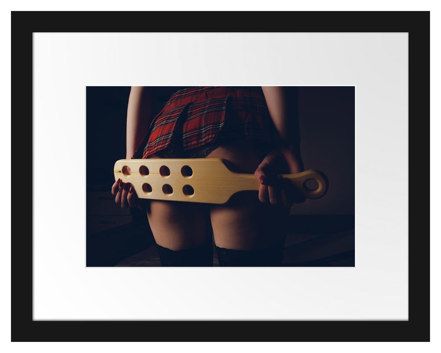 Pixxprint Frau im Schulmädchen-Rock mit Paddel, im Galerie-Passepartout Bilderrahmen