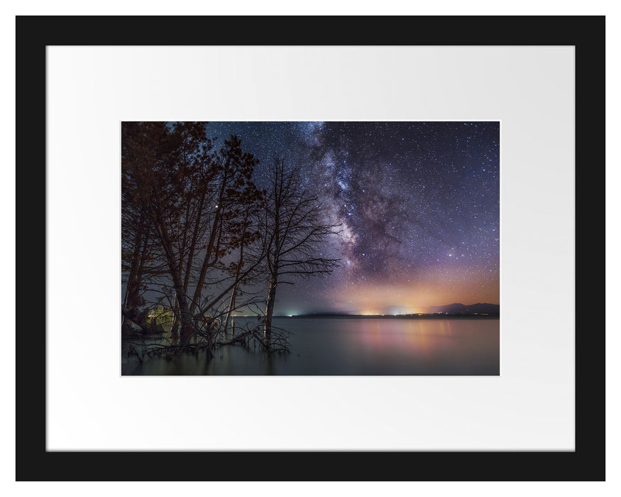 Pixxprint Bäume am See in sternenklarer Nacht, im Galerie-Passepartout Bilderrahmen