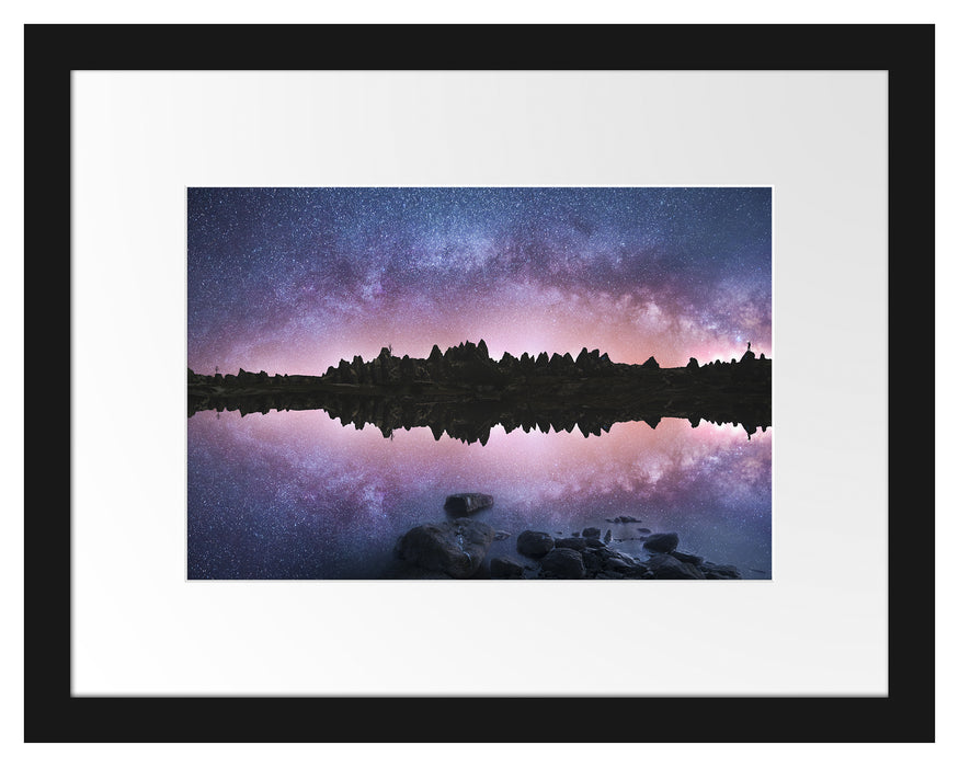 Pixxprint Reflexion des Sternenhimmels über Felsen, im Galerie-Passepartout Bilderrahmen