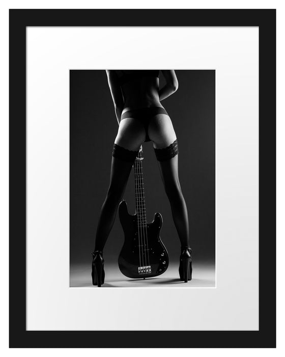 Pixxprint Frau in Spitzenstrümpfen mit Gitarre, im Galerie-Passepartout Bilderrahmen
