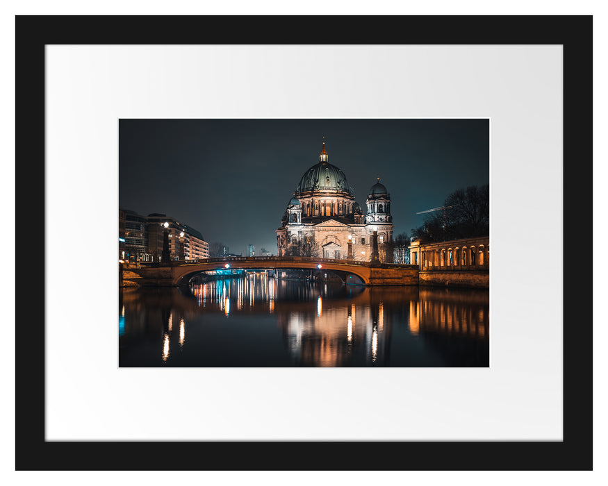 Pixxprint Berliner Dom an der Spree bei Nacht, im Galerie-Passepartout Bilderrahmen