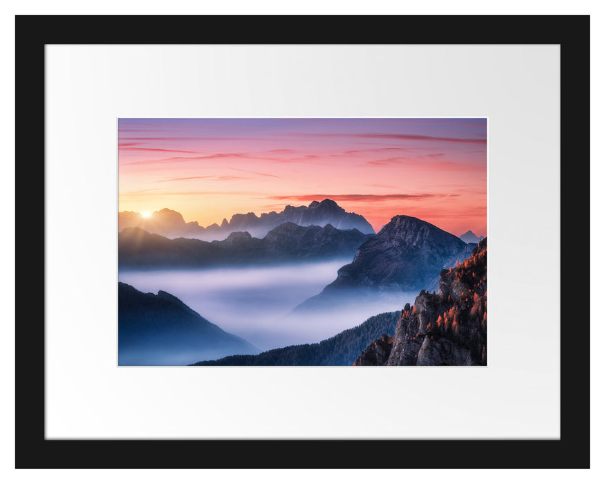Pixxprint Vernebelte Berge bei Sonnenaufgang, im Galerie-Passepartout Bilderrahmen
