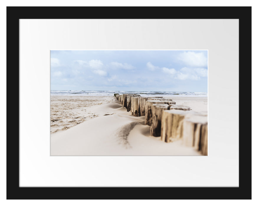 Pixxprint Nahaufnahme Steg aus Holzpföcken am Meer, im Galerie-Passepartout Bilderrahmen