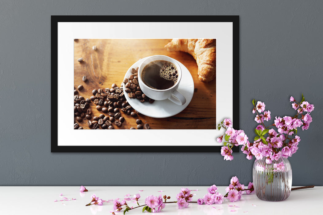 Tasse Kaffee mit Bohnen und Croissant Passepartout Detail Rechteckig