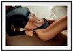 Frau in schwarzem Bikini liegt am Strand Passepartout Rechteckig 100