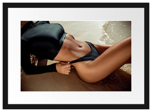 Frau in schwarzem Bikini liegt am Strand Passepartout Rechteckig 40