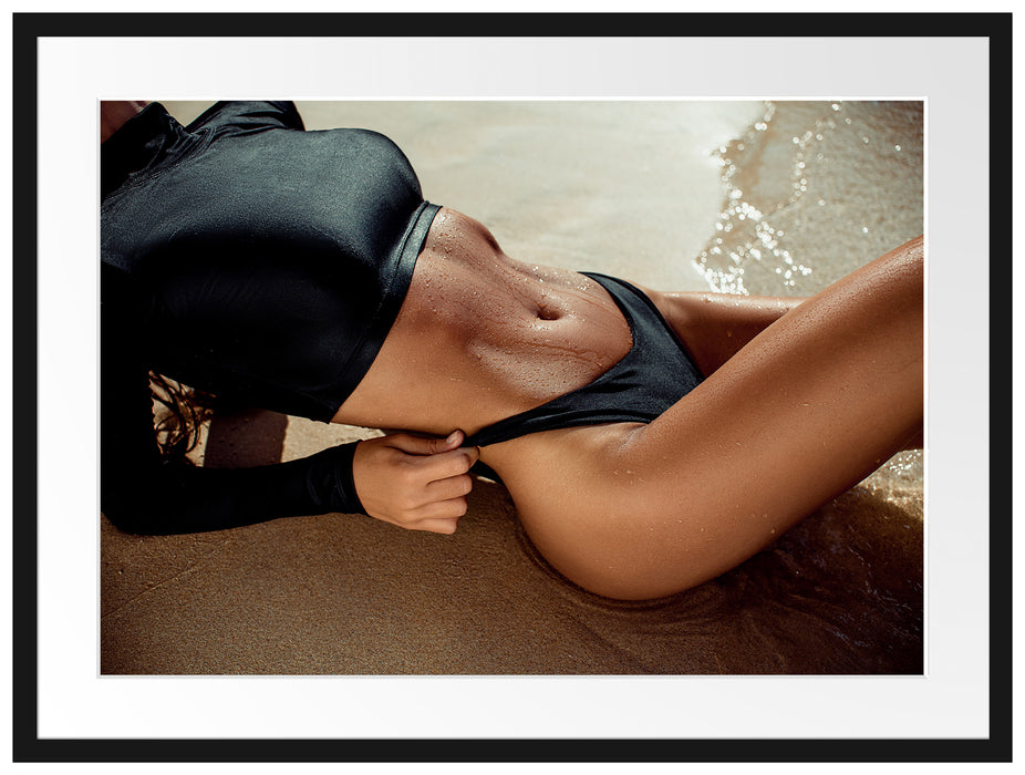 Frau in schwarzem Bikini liegt am Strand Passepartout Rechteckig 80