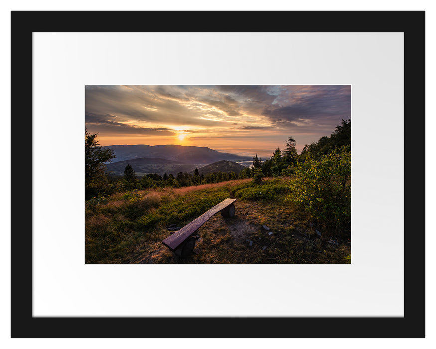 Pixxprint Bank auf Berggipfel bei Sonnenuntergang, im Galerie-Passepartout Bilderrahmen