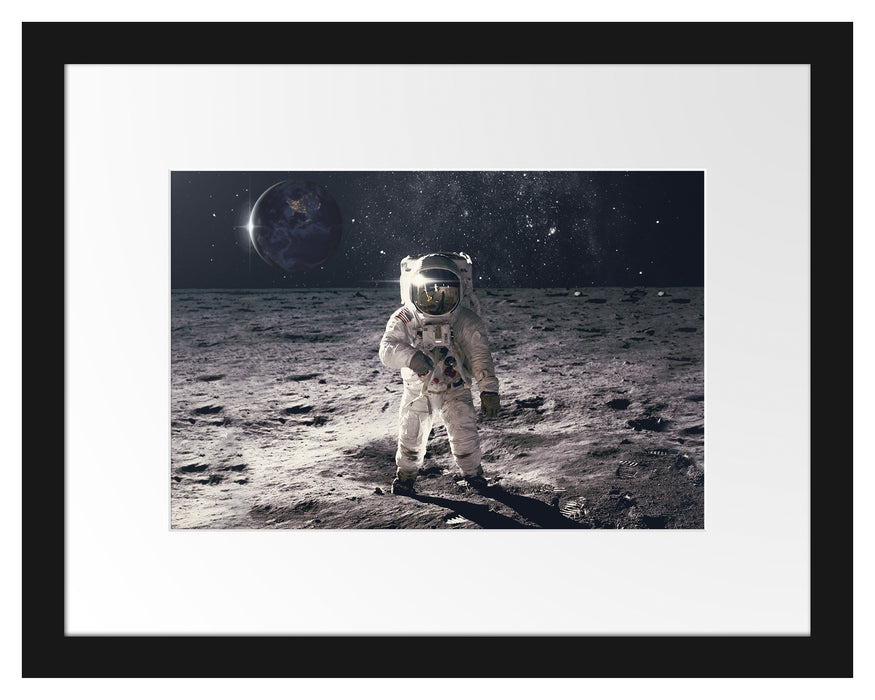 Pixxprint Einsamer Astronaut auf dem Mond, im Galerie-Passepartout Bilderrahmen