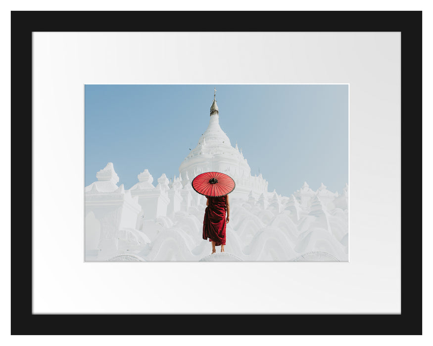 Pixxprint Mönch in rotem Gewand vor weißem Tempel, im Galerie-Passepartout Bilderrahmen